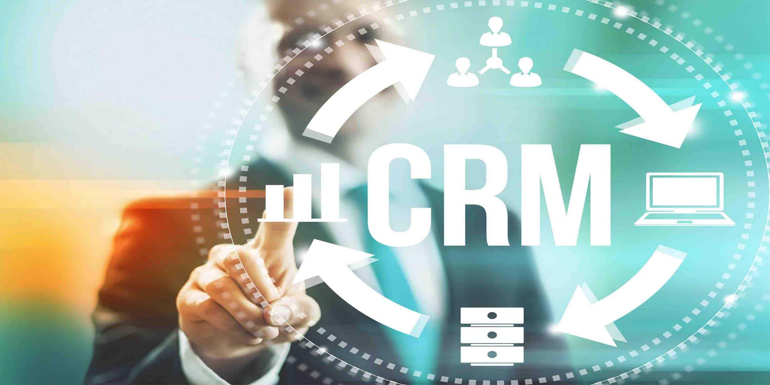 איש לוחץ על CRM