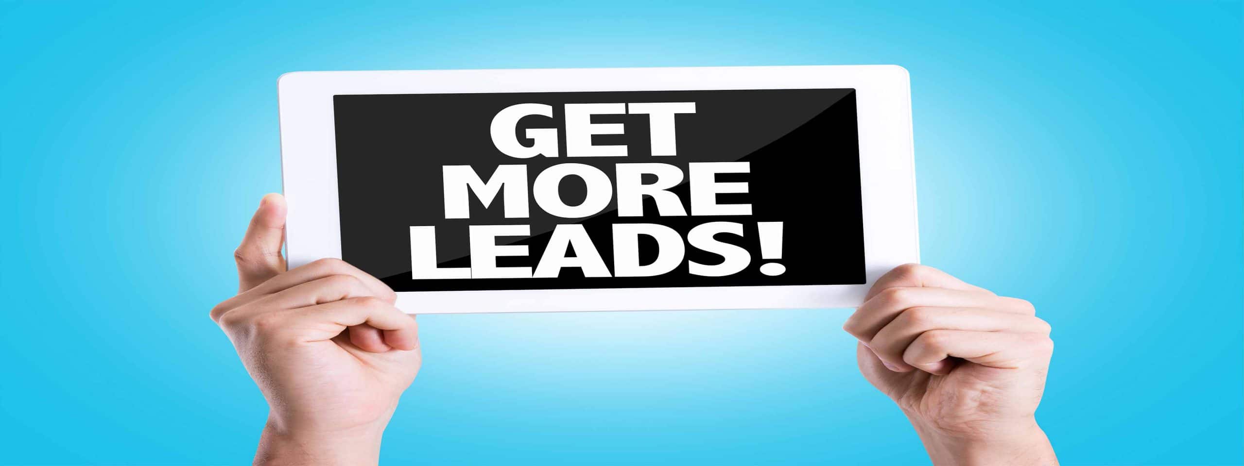 ידיים מחזיקות שלט GET MORE LEADS